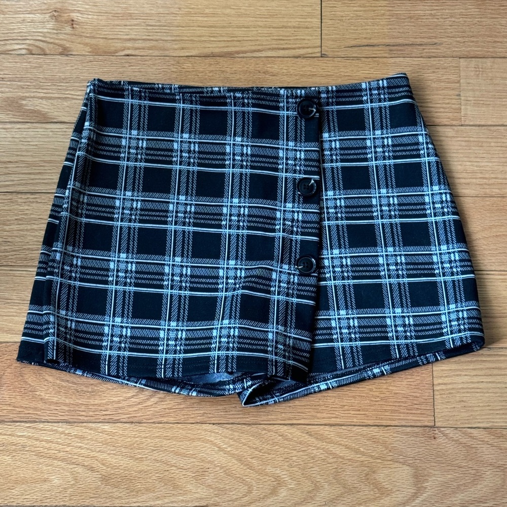 80s inspired black and white skort
